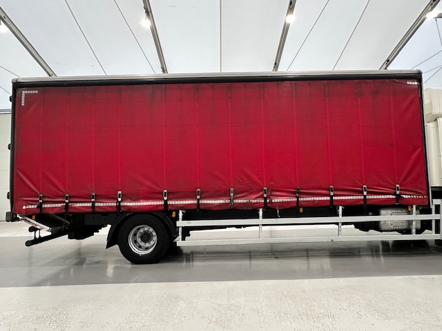 DAF CF 260 Sleeper Cab Curtainsider