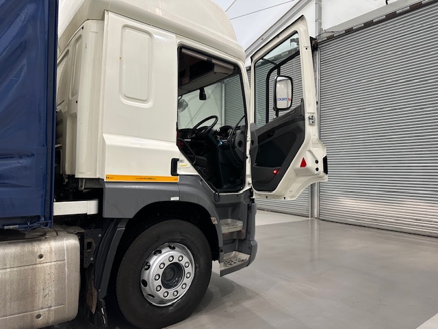 DAF CF 330 6×2 Rear Lift Sleeper Cab Curtainsider