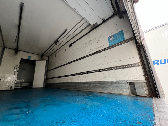 Mercedes Axor 2529 6×2 Rear Lift Sleeper Cab Fridge Box