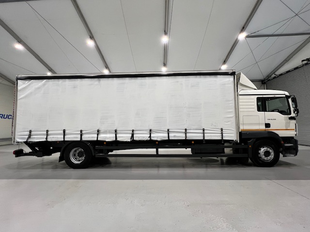 MAN TGM 18.250 4×2 Sleeper Cab Curtainsider