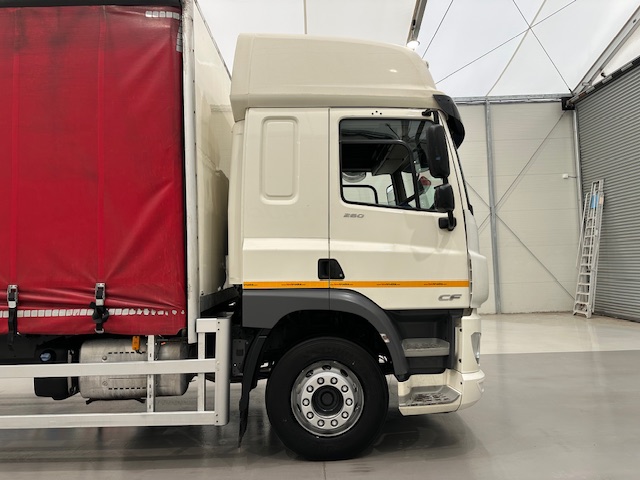 DAF CF 260 Sleeper Cab Curtainsider
