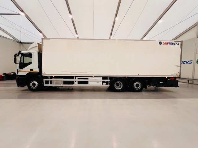 Iveco Stralis 310 AT 6×2 Box Van