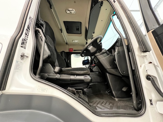 Mercedes Actros 1824 4×2 Sleeper Cab Curtainsider