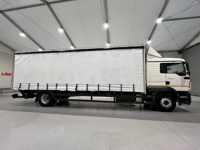 MAN TGM 18.250 4×2 Sleeper Cab Curtainsider