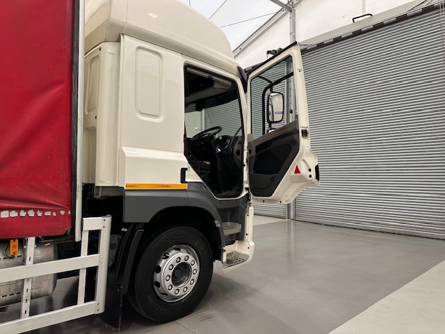 DAF CF 260 Sleeper Cab Curtainsider