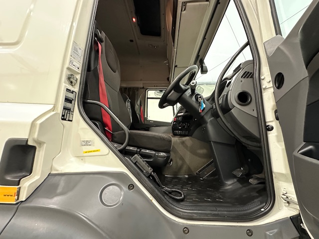 DAF CF 330 6×2 Rear Lift Sleeper Cab Curtainsider