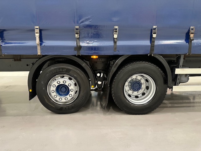 DAF CF 330 6×2 Rear Lift Sleeper Cab Curtainsider