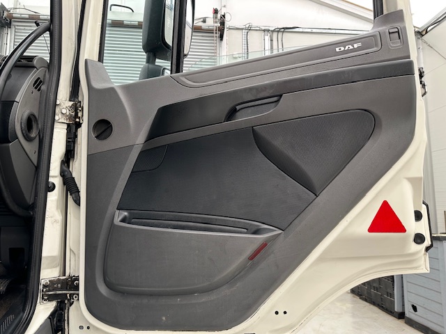 DAF CF 310 Sleeper Cab Curtainsider