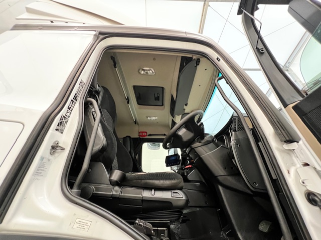 Mercedes Actros 1824 4×2 Sleeper Cab Curtainsider