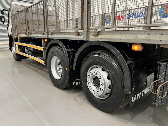 Renault C320 6×2 Day Cab Dropside with Crane