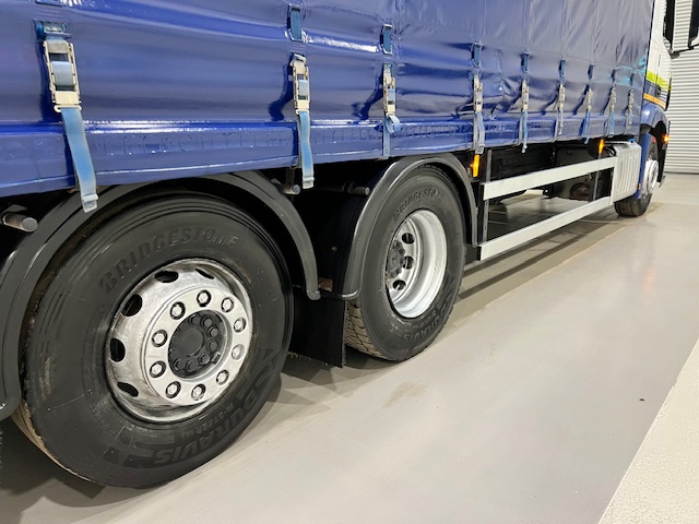 Mercedes Actros 2530 6×2 Sleeper Cab Curtainsider
