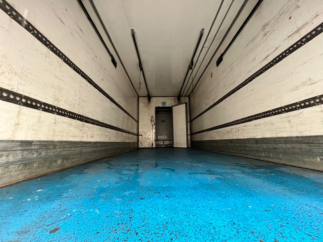 Mercedes Axor 2529 6×2 Rear Lift Sleeper Cab Fridge Box