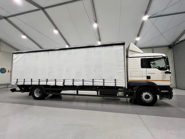 MAN TGM 18.250 4×2 Sleeper Cab Curtainsider