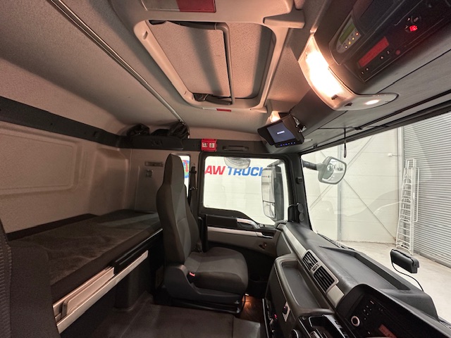 MAN TGS 26.320 6×2 Sleeper Cab Fridge Box