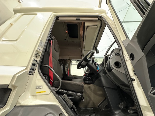 DAF CF 330 6×2 Rear Lift Sleeper Cab Curtainsider