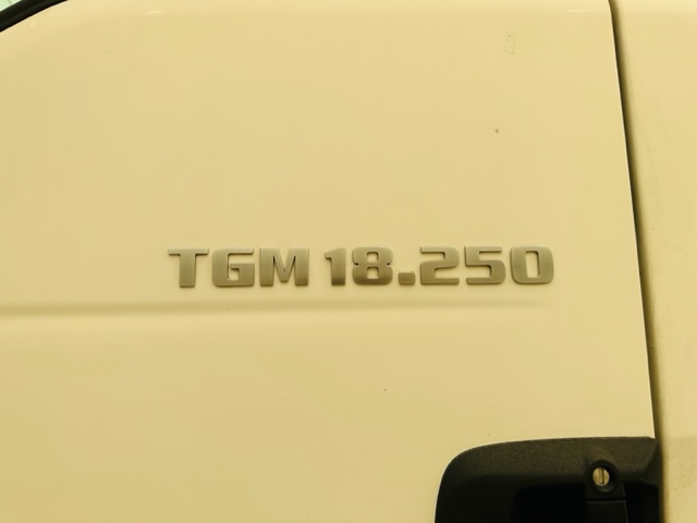 MAN TGM 18.250 Sleeper Cab Curtainsider