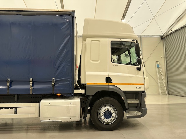 DAF CF 330 6×2 Rear Lift Sleeper Cab Curtainsider