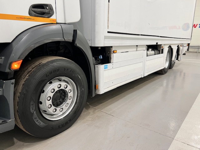 Mercedes Antos 2540 6×2 Rear Lift Day Cab Fridge Box