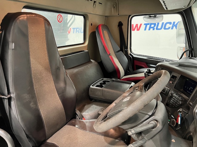 Volvo FMX 420 8×4 Day Cab Steel Tipper