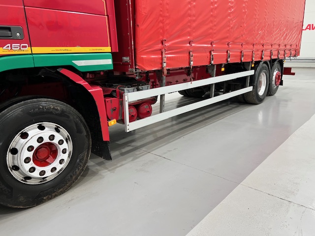 Volvo FM 450 6×2 Sleeper Cab Curtainsider