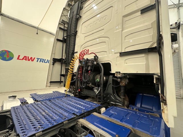 Volvo FH 500 Euro 5 6×2 Tractor Unit Safari Edition