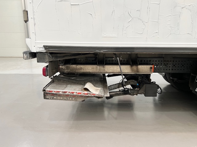 Mercedes Actros 1824 4×2 Sleeper Cab Fridge Box