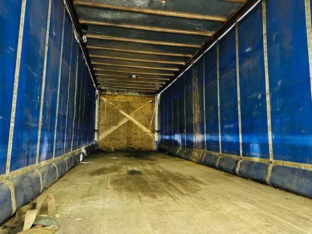 Volvo FM 300 6×2 Sleeper Cab Curtainsider