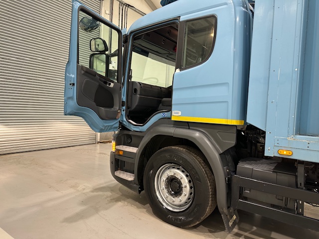 Scania P320 6×2 10 Tyre Rear Lift Insulated Box Van