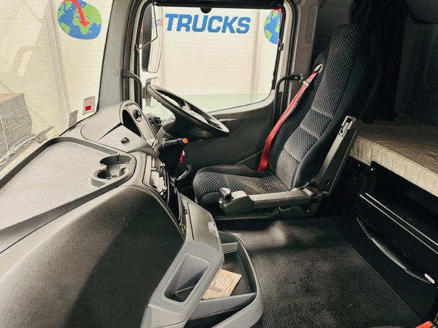 Mercedes 2543 6×2 10 Tyre Rear Lift Sleeper Cab Box Van