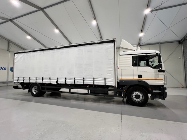 MAN TGM 18.250 4×2 Sleeper Cab Curtainsider