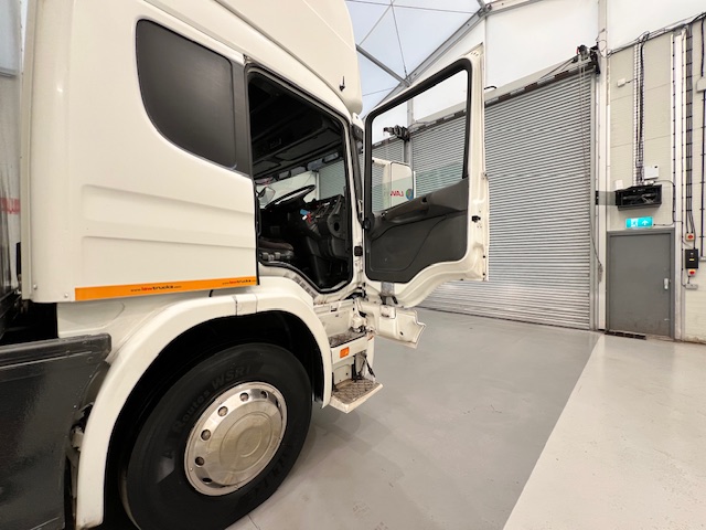 Scania P94 220 4×2 Sleeper Cab Box Van Manual