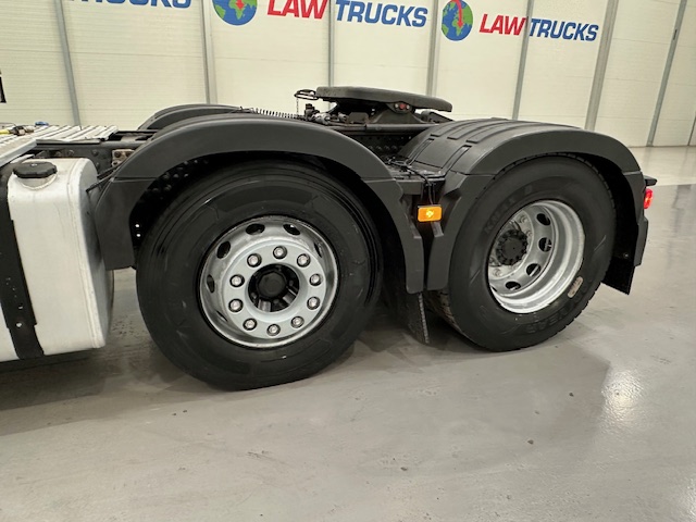 Volvo FM 450 6×2 Midlift Tractor Unit