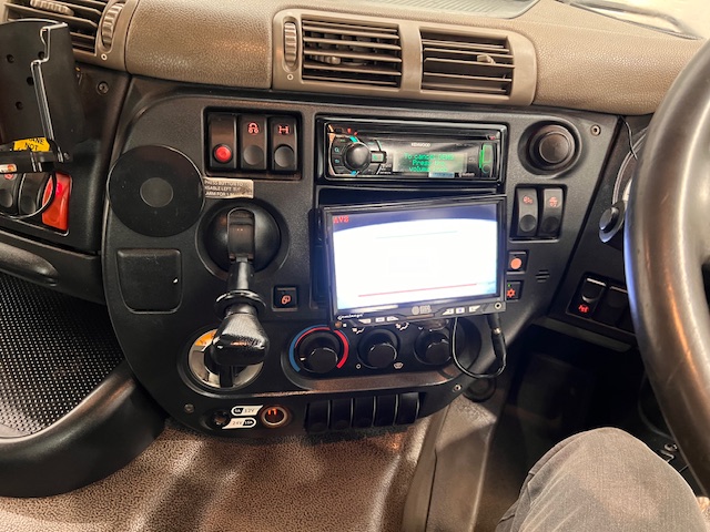 DAF CF75 310 Day Cab Dropside Brick Grab