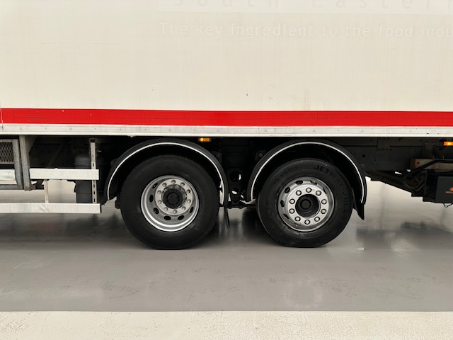 DAF CF 370 6×2 Sleeper Cab Fridge Box