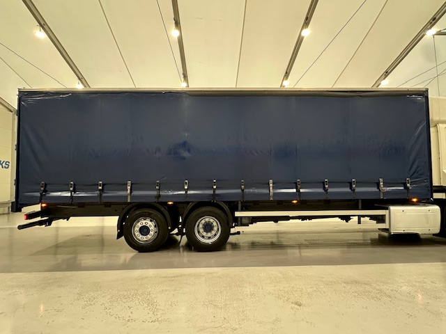 DAF CF 330 6×2 Rear Lift Sleeper Cab Curtainsider