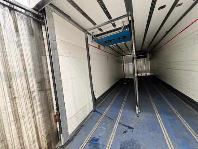 Mercedes Actros 2532 6×2 Rear Lift Day Cab Fridge Box
