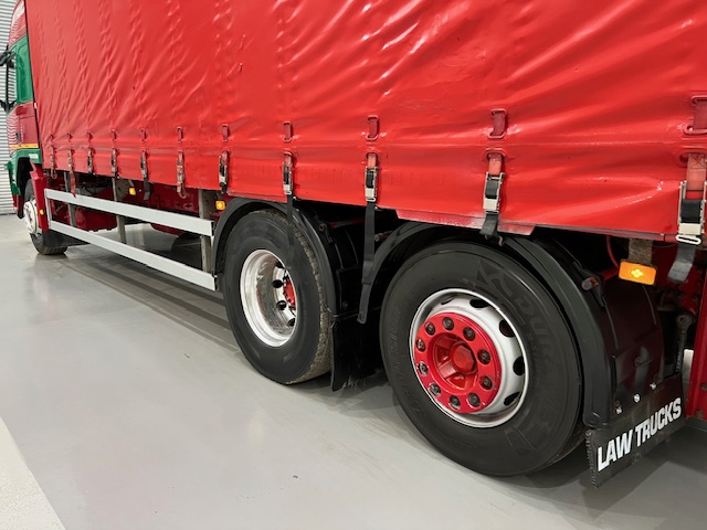 Volvo FM 450 6×2 Sleeper Cab Curtainsider