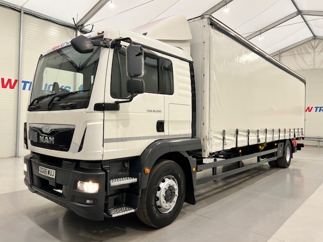 MAN TGM 18.250 4×2 Sleeper Cab Curtainsider