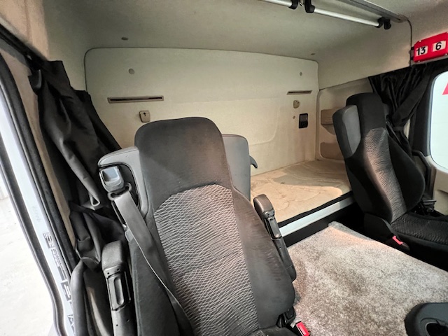 Mercedes Actros 1824 4×2 Sleeper Cab Curtainsider
