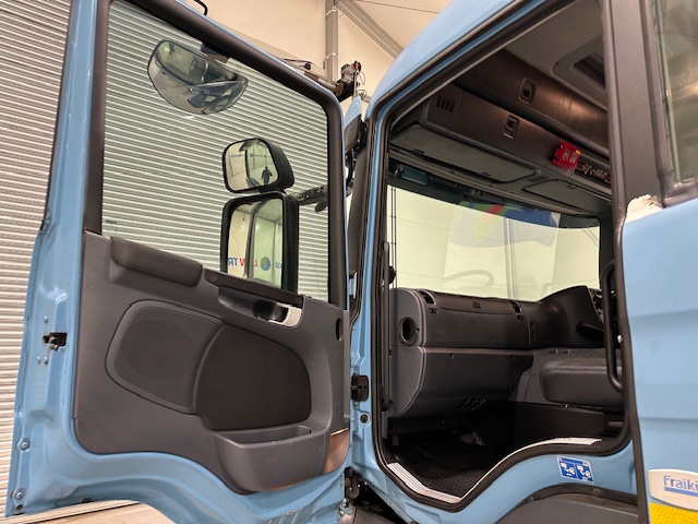 Scania P320 6×2 10 Tyre Rear Lift Insulated Box Van