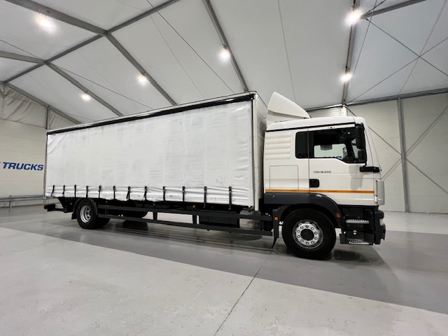 MAN TGM 18.250 4×2 Sleeper Cab Curtainsider