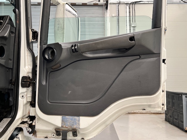 Scania P94 220 4×2 Sleeper Cab Box Van Manual