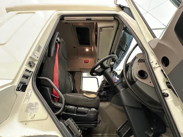 DAF CF 260 Sleeper Cab Curtainsider
