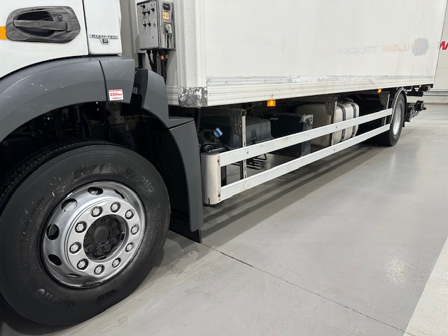 Mercedes Antos 1827 Day Cab Fridge Box