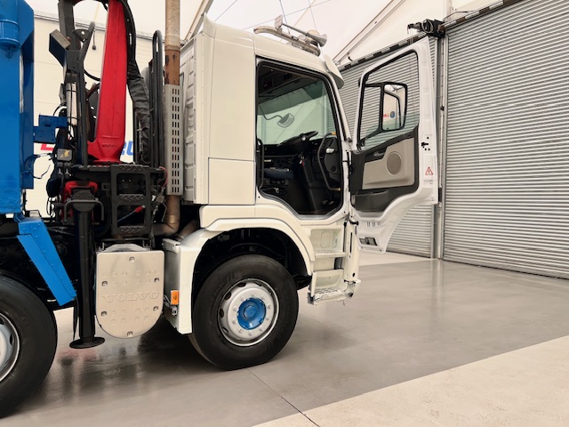 Volvo FM 460 8×4 Steel Tipper Grab