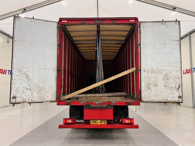 Volvo FM 450 6×2 Sleeper Cab Curtainsider