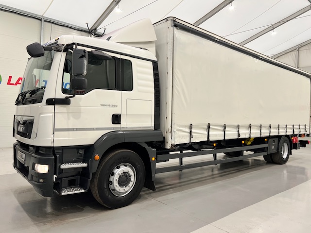 MAN TGM 18.250 4×2 Sleeper Cab Curtainsider