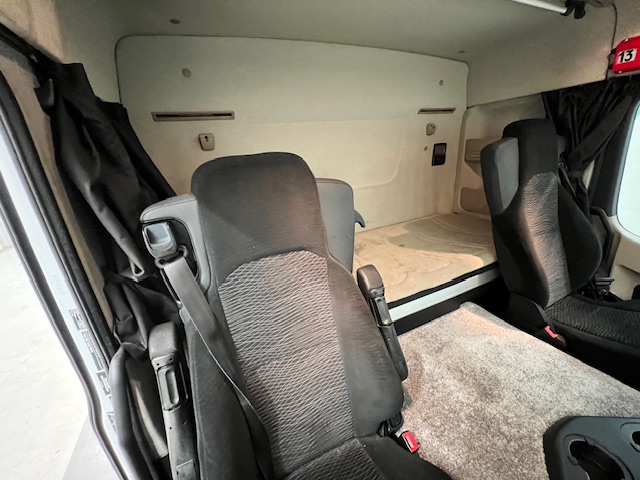 Mercedes Actros 1824 4×2 Sleeper Cab Curtainsider
