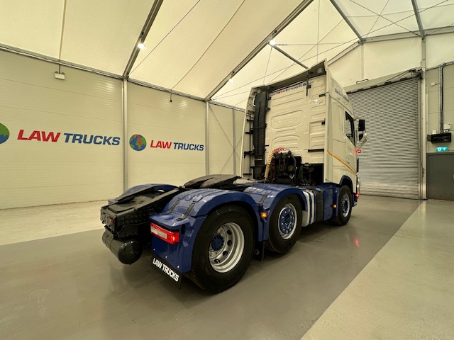 Volvo FH 500 Euro 5 6×2 Tractor Unit Safari Edition