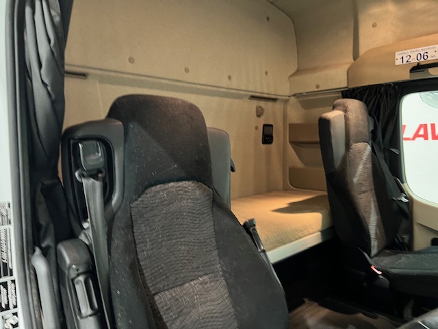 Mercedes Actros 2530 6×2 Sleeper Cab Curtainsider